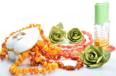 kadın kuyumcu süsler - kolye parfüm ve çiçekler hala hayatta