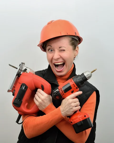 Hilarant femme blagueur constructeur avec des outils à la main — Photo