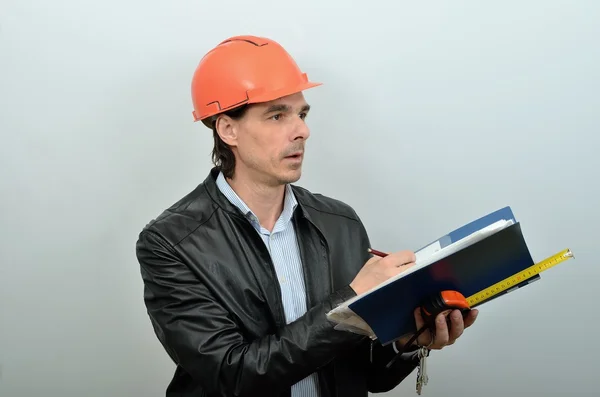 Bauleiter inspiziert den Bau eines neuen Eigenheims — Stockfoto