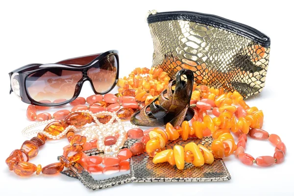 Femme accessoires de sac cosmétique lunettes de soleil, bijoux, pinces à cheveux dans la nature morte — Photo