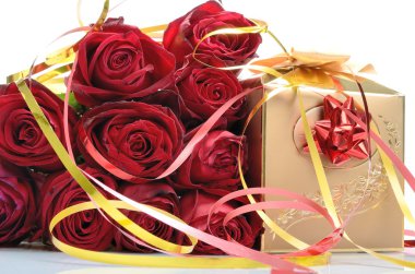 altın hediye kutusu ve bir natürmort içinde kırmızı gül buketi