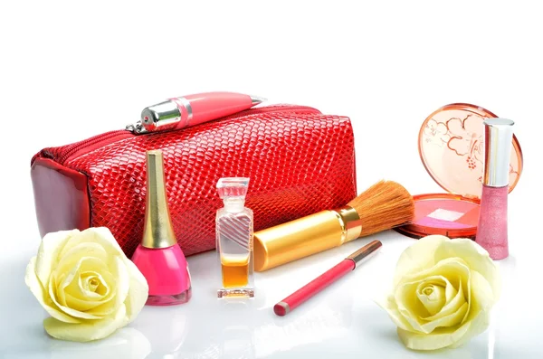 Косметическая сумка, косметика, парфюмерия и цветы в натюрморте — стоковое фото