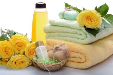 nesneleri spa, sauna, vücut bakımı - havlu, sabun, şampuan ve natürmort çiçek
