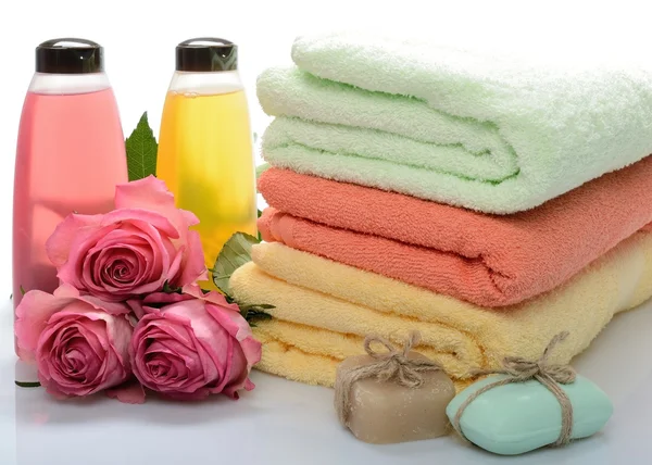 nesneleri spa, sauna, vücut bakımı - havlu, sabun, şampuan ve natürmort çiçek