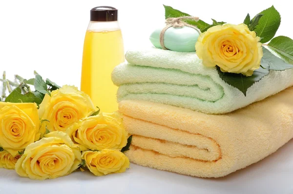 Oggetti per Spa, sauna, cura del corpo - asciugamano, sapone, shampoo e fiori nature morte — Foto Stock