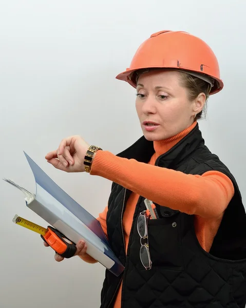 Bauarbeiterin schaut auf die Uhr — Stockfoto