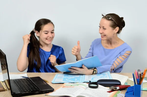 öğretmen kadın kız kız öğrenci idam iş başına övüyor