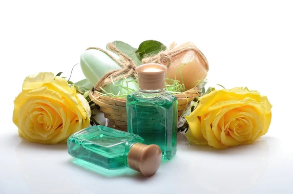 Mini conjunto para spa, banho de sauna - pequenas garrafas de xampu, sabão e flores na natureza morta — Fotografia de Stock