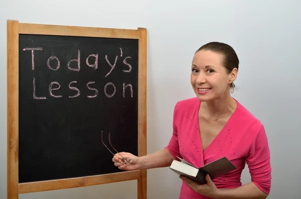 Mujer profesora pide a los estudiantes el tema de la lección — Foto de Stock