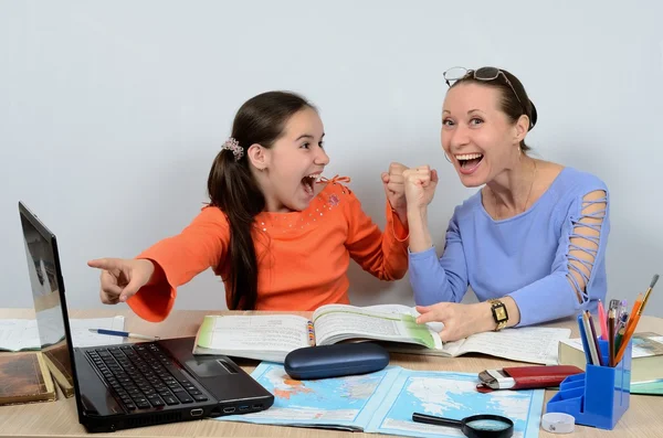 El profesor es una mujer y un estudiante se regocija por el éxito en la formación en la computadora — Foto de Stock