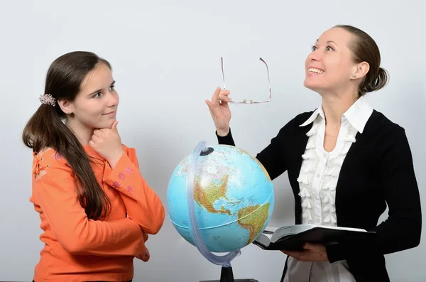 Professores de geografia emocionalmente fala sobre colegial globo — Fotografia de Stock