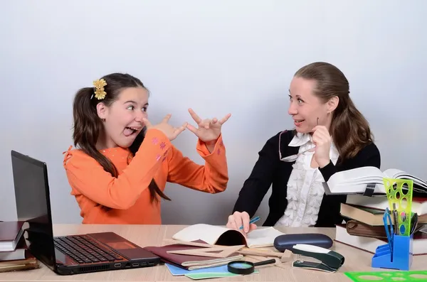 Tiener schoolmeisje grappen, plagen van leraren Stockfoto