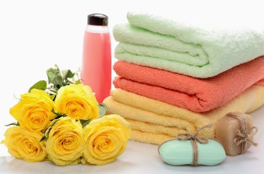 nesneleri spa, sauna, vücut bakımı - havlu, sabun, şampuan ve natürmort çiçek