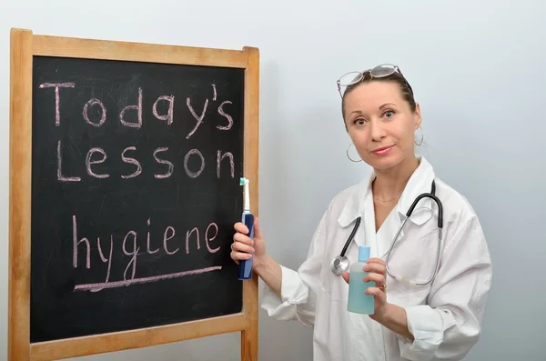 Femme enseignante - dentiste donne une conférence sur l'hygiène et la protection individuelle — Photo