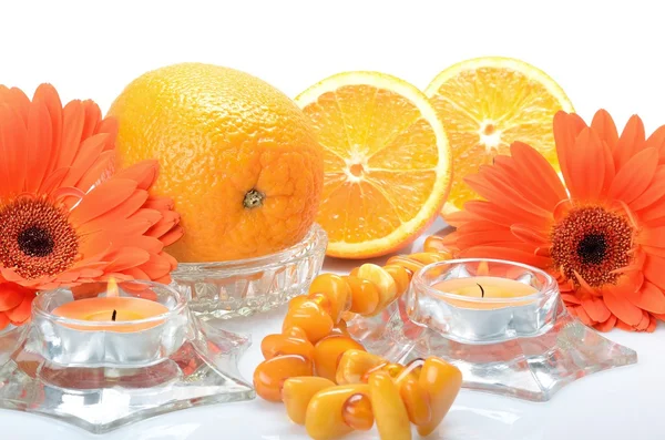 静物与开朗橙色多汁桔子和花非洲菊 — 图库照片