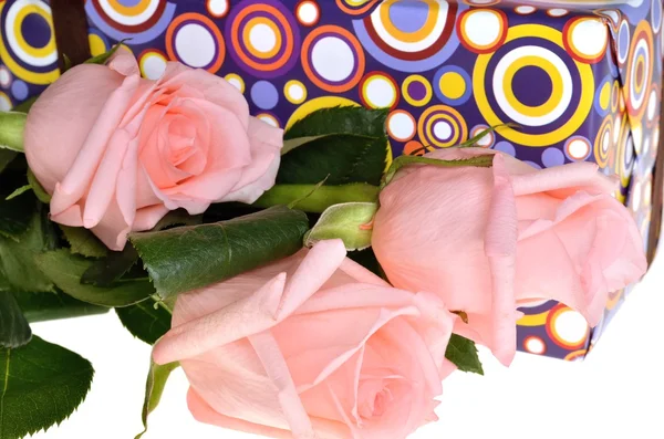 三个美丽的粉红玫瑰的假日礼物 — 图库照片