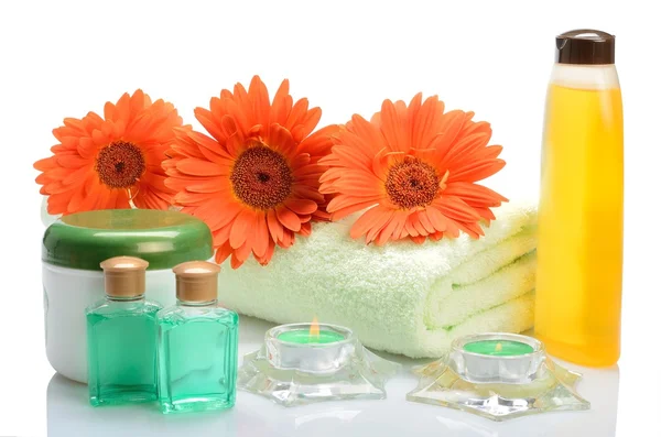 Artículos para el cuidado del cuerpo, bañera de hidromasaje, sauna y flores de gerberas — Foto de Stock