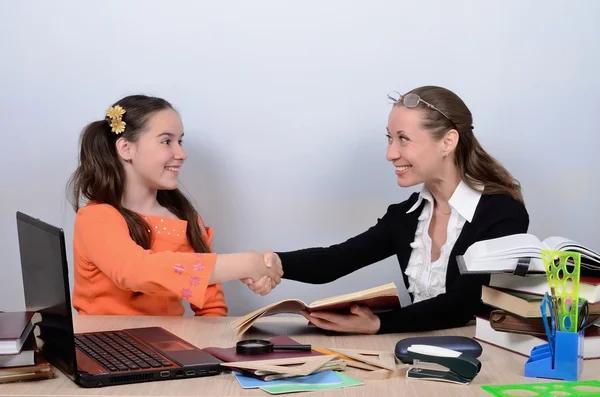 Schoolmarm congratulated apprentice, shaking her hand with successful execution of tasks — Stock Photo, Image