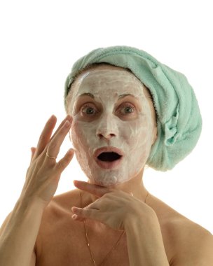 cilt yüz için kozmetik prosedür maske yapıyor kadın