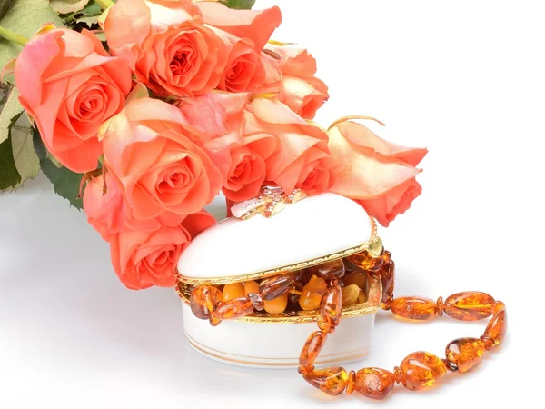 Weiße Geschenkkarte Schmuckschatulle mit der Halskette Blumenstrauß Rosen — Stockfoto