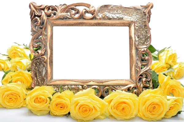 Gamla en förgylld ram för för gratulationer inskription och gula rosor — Stockfoto