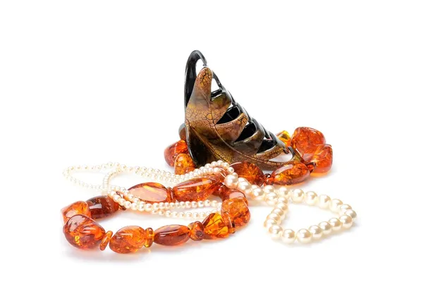 レディース アクセサリー アイテム: バレッタ、宝石琥珀色ビーズ、真珠のネックレス — ストック写真