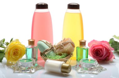 nesneler için spa, sauna, vücut bakımı - sabun, şampuan ve natürmort çiçek