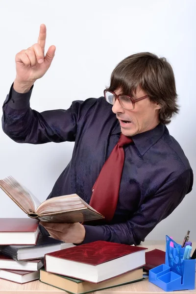 Professeur masculin lecture émotionnelle livre intéressant dans la classe scolaire — Photo