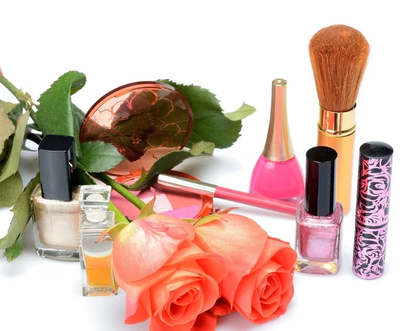 Artículos mujer se utilizan maquillaje y cosméticos, bolsa de cosméticos y rosas — Foto de Stock