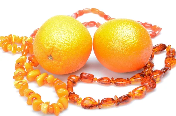 明亮的阳光橘黄色静物与橙色和琥珀色的珠子 — 图库照片