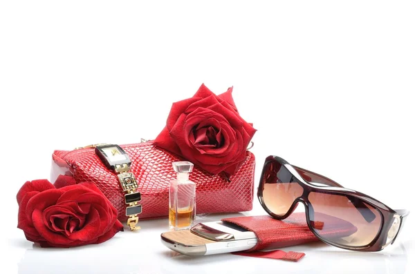 Womanish handtas voor cosmetica, accessoires, mobiele telefoon, horloges, parfums, zonnebrillen in rode Stilleven Rechtenvrije Stockfoto's
