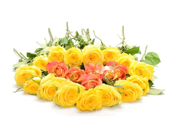 Mooi boeket gele rozen met oranje-roze center in de vorm van hart Stockfoto