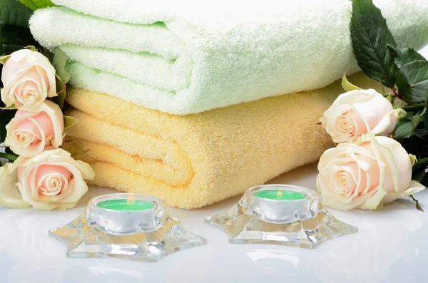 Stilleben med objekt för spa, kropp vård-handdukar, ljus och blommor rosor — Stockfoto