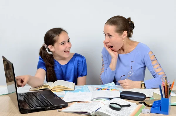 L'insegnante è sorpreso da risultato di scolara di lavoro su un computer — Foto Stock