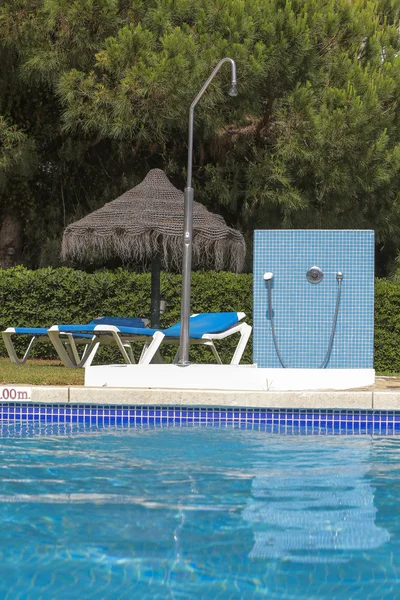 Relájese junto a la piscina. —  Fotos de Stock