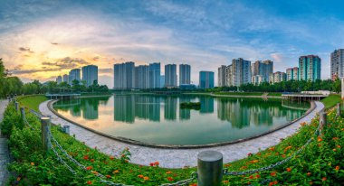 Hanoi şehrinin silueti Hanoi şehrindeki Thanh Xuan parkında günbatımında, Vietnam 'da.