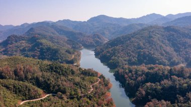 Sonbaharda kırmızı akçaağaç ağaçlarıyla Cao Bang 'deki Viet Gölü' nü yasaklayın.