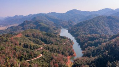 Sonbaharda kırmızı akçaağaç ağaçlarıyla Cao Bang 'deki Viet Gölü' nü yasaklayın.