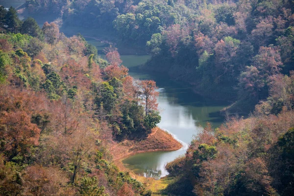 Sonbaharda kırmızı akçaağaç ağaçlarıyla Cao Bang 'deki Viet Gölü' nü yasaklayın.