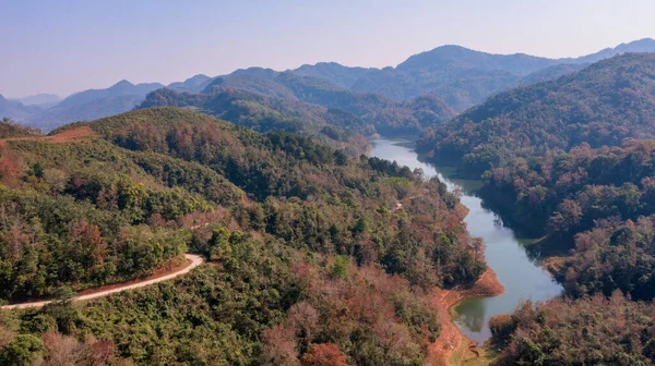 Sonbaharda kırmızı akçaağaç ağaçlarıyla Cao Bang 'deki Viet Gölü' nü yasaklayın.