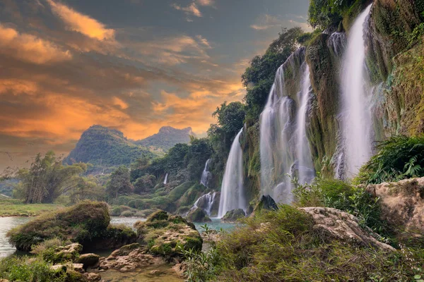 Gün batımında Cao Bang 'de Ban Gioc ya da Detian şelalesi