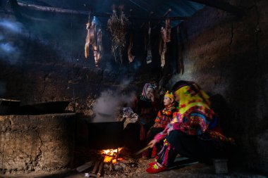HA devi, VİETNAM - 4 Şubat 2022 Hmong çocukları Dong Van, Ha Giang, Vietnam dağlarında