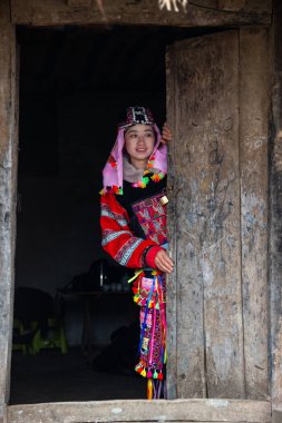 HA devi, VİETNAM - 4 Şubat 2022 Hmong çocukları Dong Van, Ha Giang, Vietnam dağlarında