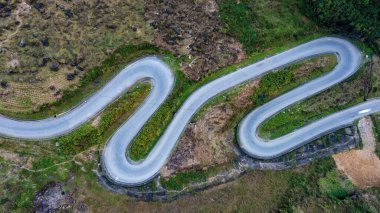 Gün batımında hava görüntüsünden Ha Giang 'a pas ver.