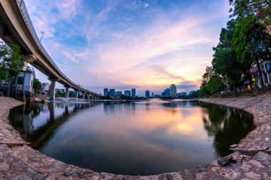 Hanoi hava siluetinin manzarası. Alacakaranlıkta Hanoi cityscape Hoang Cau Gölü