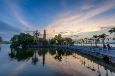 Batı Gölü, Hanoi 'deki Tran Quoc Pagoda' da gün batımı. Hanoi, Vietnam 'daki en güzel gün batımı yeri.