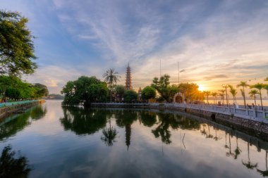 Batı Gölü, Hanoi 'deki Tran Quoc Pagoda' da gün batımı. Hanoi, Vietnam 'daki en güzel gün batımı yeri.