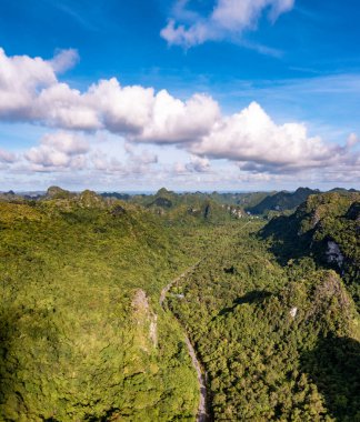 Cat Ba Ulusal Parkı hava manzaralı.