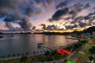 Cat Ba Adası, Hai Phong, Vietnam. Gün batımında panorama