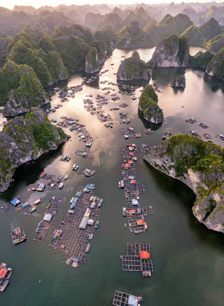 Floating Fishing Village Rock Island Lan Bay Vietnam Southeast Asia — Zdjęcie stockowe